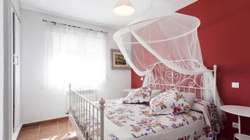 8 slaapkamers, een strijkplank/strijkijzer, wifi, beddengoed