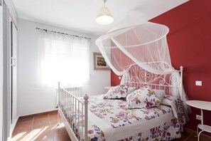 8 bedrooms, iron/ironing board, WiFi, bed sheets