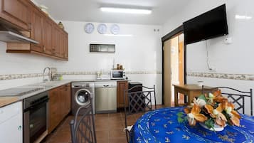 Frigorífico, microondas, horno y placa de cocina