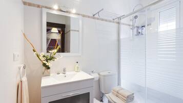 Een douche, een haardroger, handdoeken