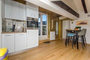 Apartamento (A1) | Cozinha privada | Geladeira, fogão, cooktop, lava-louças