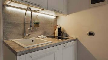 Basic Studio | Private kitchen | Stovetop, cookware/dishes/utensils