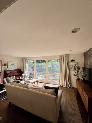 Living area - Charming Raleigh Retreat (Raleigh)