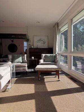 Living area - Charming Raleigh Retreat (Raleigh)