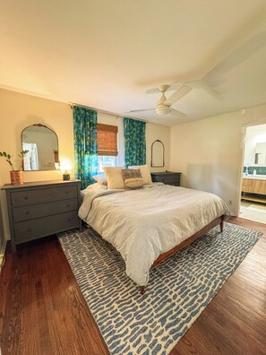 3 bedrooms, WiFi, bed sheets - Charming Raleigh Retreat (Raleigh)