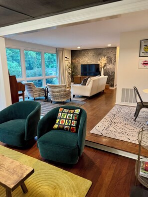 Living area - Charming Raleigh Retreat (Raleigh)