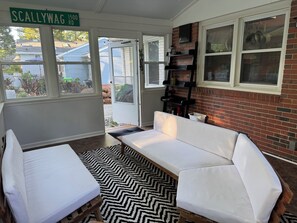 Living area - Charming Raleigh Retreat (Raleigh)
