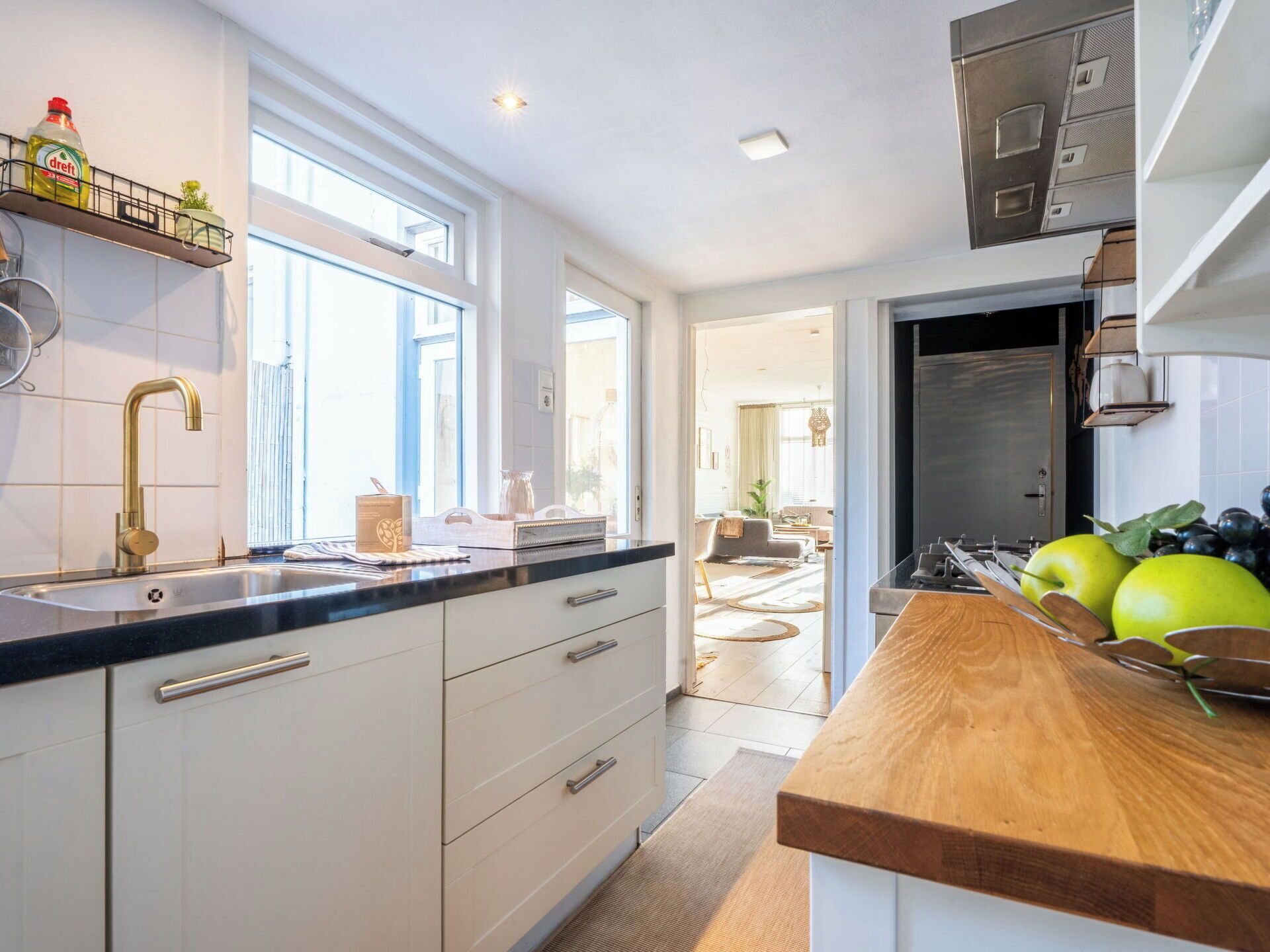 Un four, lave-vaisselle, chaise haute