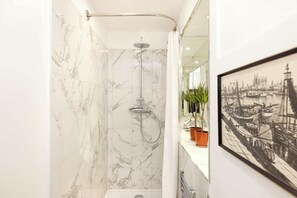 Shower, hair dryer, towels - Elegant & Spacious Ground Floor Apartment (Edinburgh)