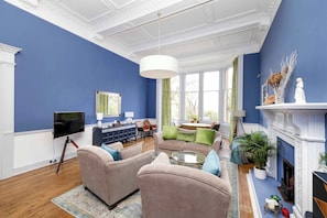 TV, fireplace