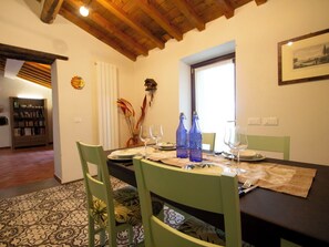 Dining - Beautiful private villa for 5 people with private pool, WIFI, TV, patio and pets allowed (Subbiano)