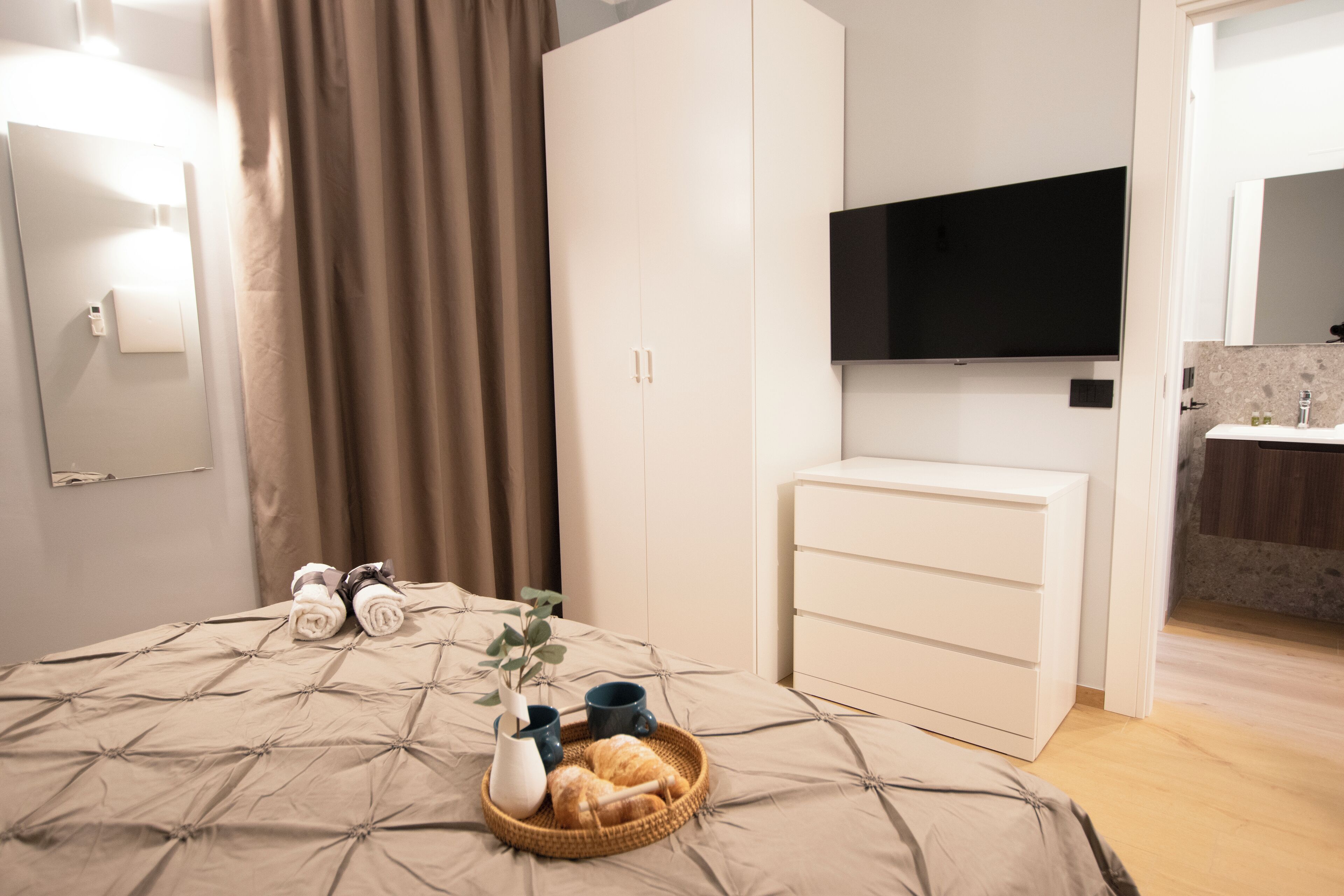 Iron/ironing board, WiFi, bed sheets