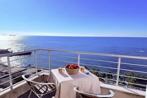 Familienapartment, Mehrere Schlafzimmer, 2 Bäder (Beachfront Apartment In Durres 072) | Blick von der Unterkunft