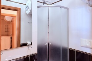 Familienapartment, Mehrere Schlafzimmer, 2 Bäder (Beachfront Apartment In Durres 072) | Badezimmer | Dusche, Haartrockner, Bidet, Handtücher
