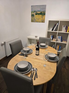 Dining - Cosy 2- Bedroom Ground  Floor Apartment with Parking and Fast Wi-Fi (Inverness)