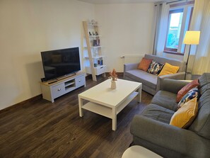 Smart TV - Cosy 2- Bedroom Ground  Floor Apartment with Parking and Fast Wi-Fi (Inverness)