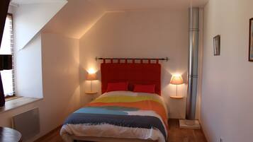 5 bedrooms, iron/ironing board, WiFi, bed sheets