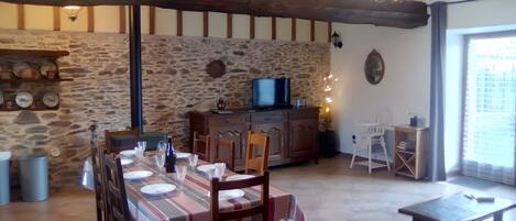 تلفزيون، مدفأة، مشغل دي في دي، تنس طاولة