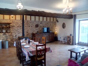 Tv, pejs, dvd-afspiller, bordtennisbord