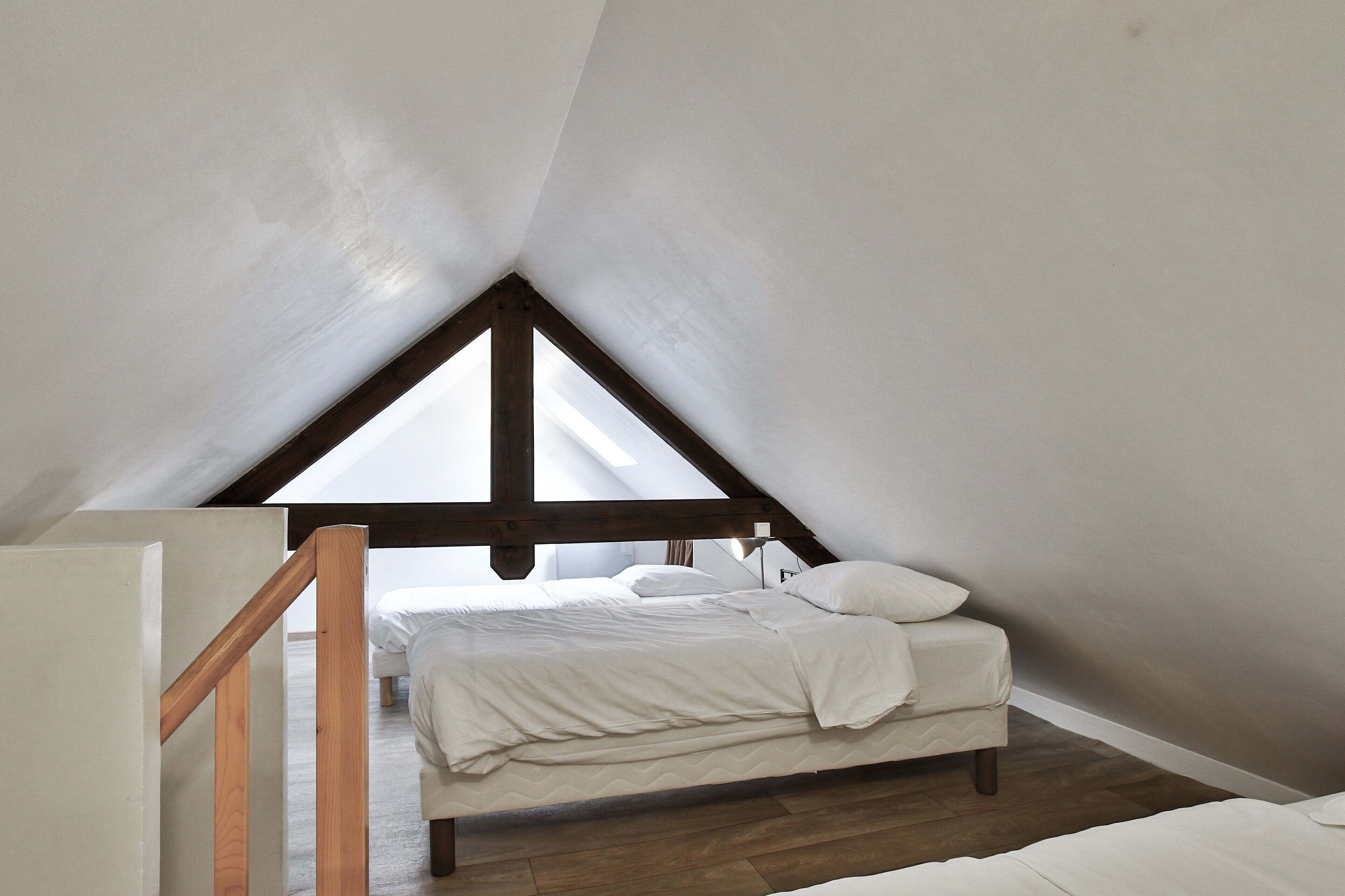 5 bedrooms, iron/ironing board, WiFi, bed sheets