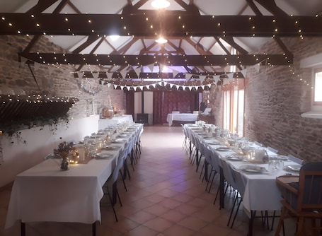 Banquet hall. La ferme de la Baconnerie, Gîte La Laiterie – Spacious Stone House with Garden