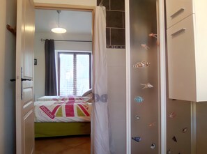 5 bedrooms, iron/ironing board, WiFi, bed sheets - La ferme de la Baconnerie, Gîte La Laiterie – Spacious Stone House with Garden (Sainte-Marguerite d'Elle)