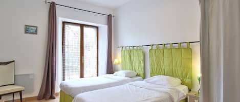 5 bedrooms, iron/ironing board, WiFi, bed sheets