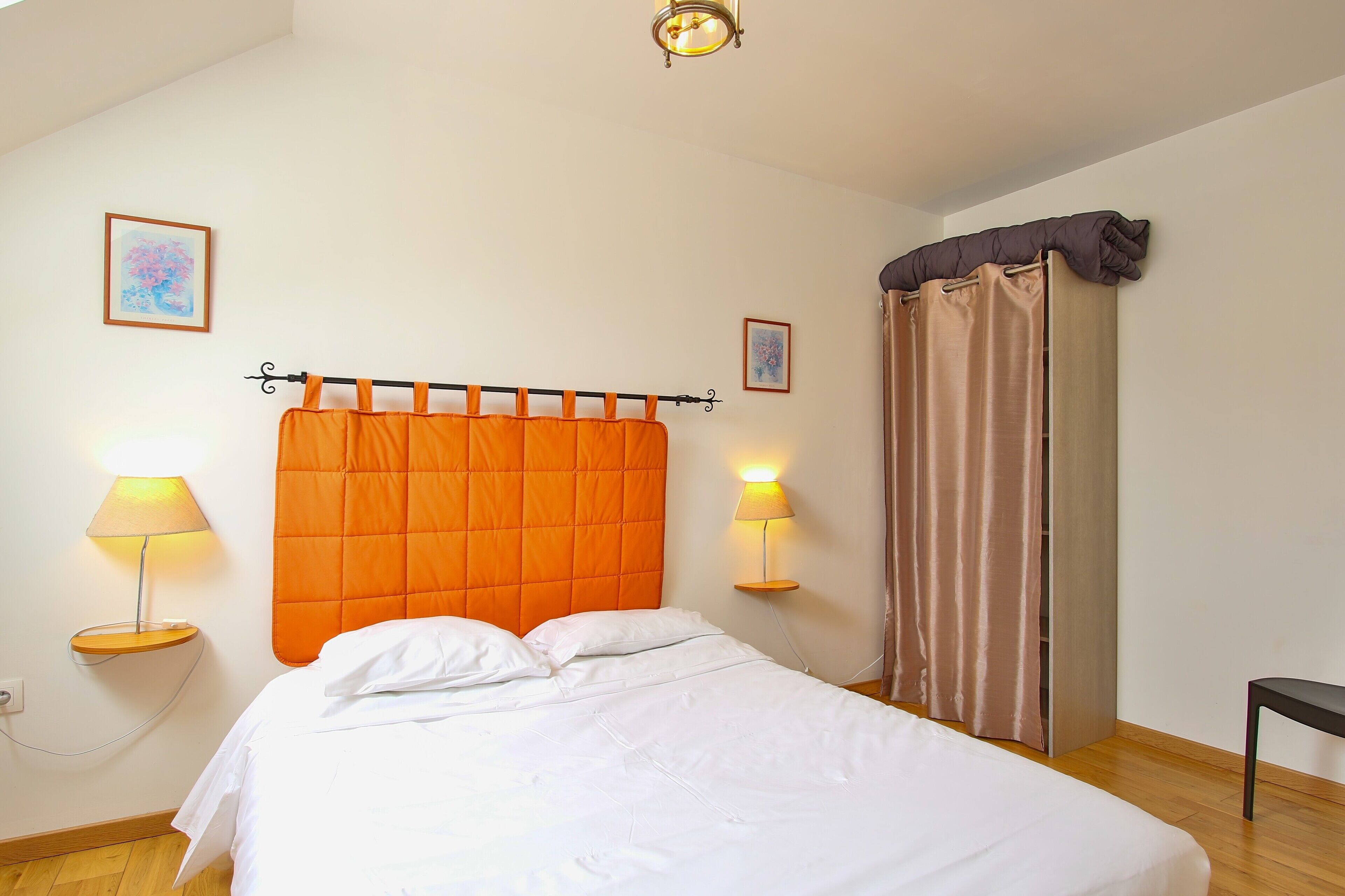 5 bedrooms, iron/ironing board, WiFi, bed sheets