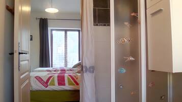 5 bedrooms, iron/ironing board, WiFi, bed sheets