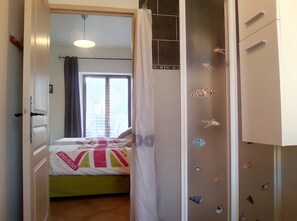 5 عدّة غرف نوم ومكواة/لوح كي وواي فاي وملاءات أسرّة