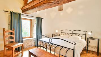 7 bedrooms, iron/ironing board, WiFi, bed sheets
