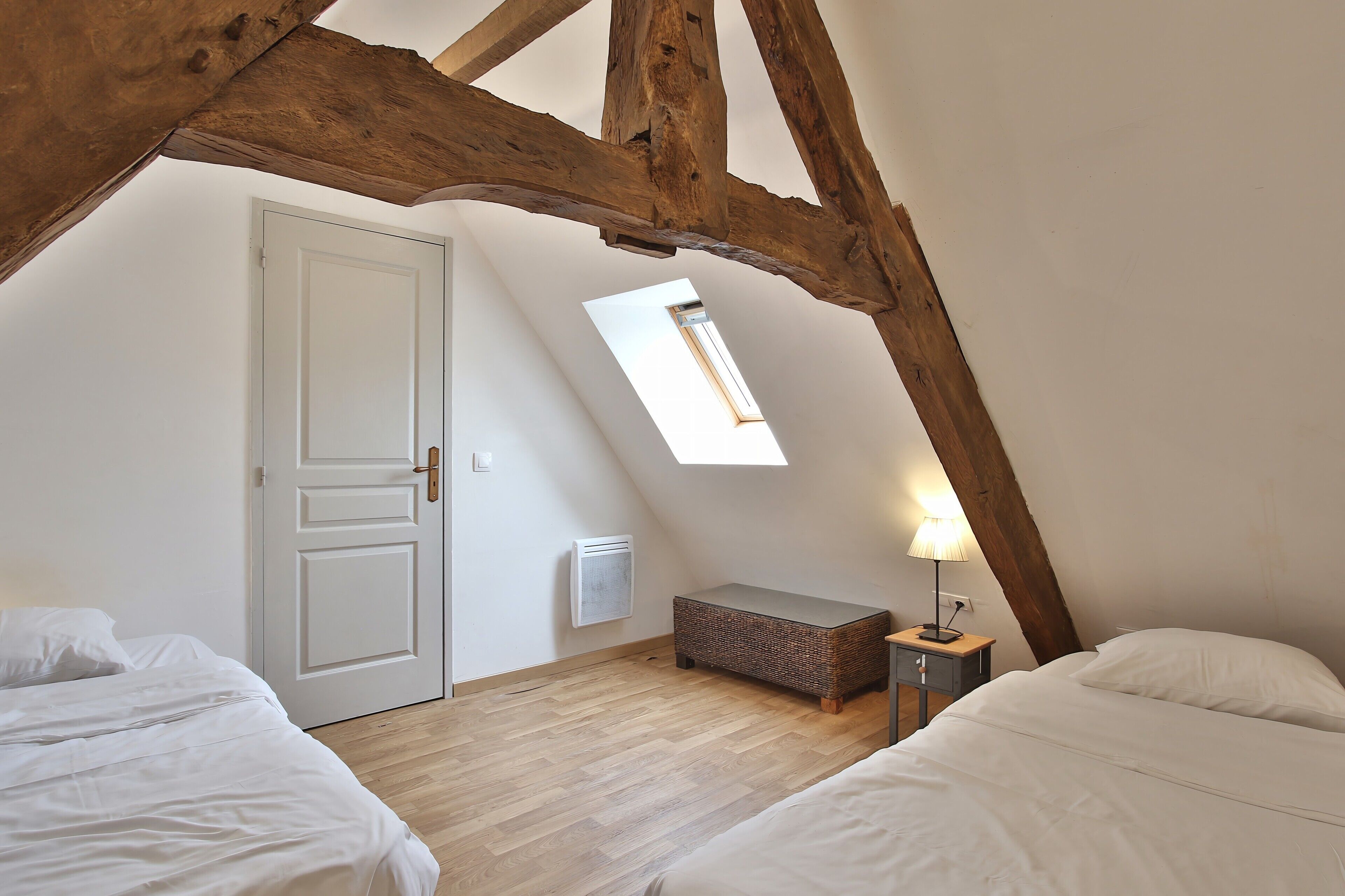 7 chambres, fer et planche à repasser, Wi-Fi, draps fournis