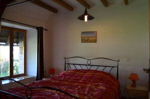 7 habitaciones, tabla de planchar con plancha, wifi y ropa de cama 