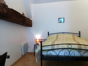 4 habitaciones, tabla de planchar con plancha, wifi y ropa de cama 