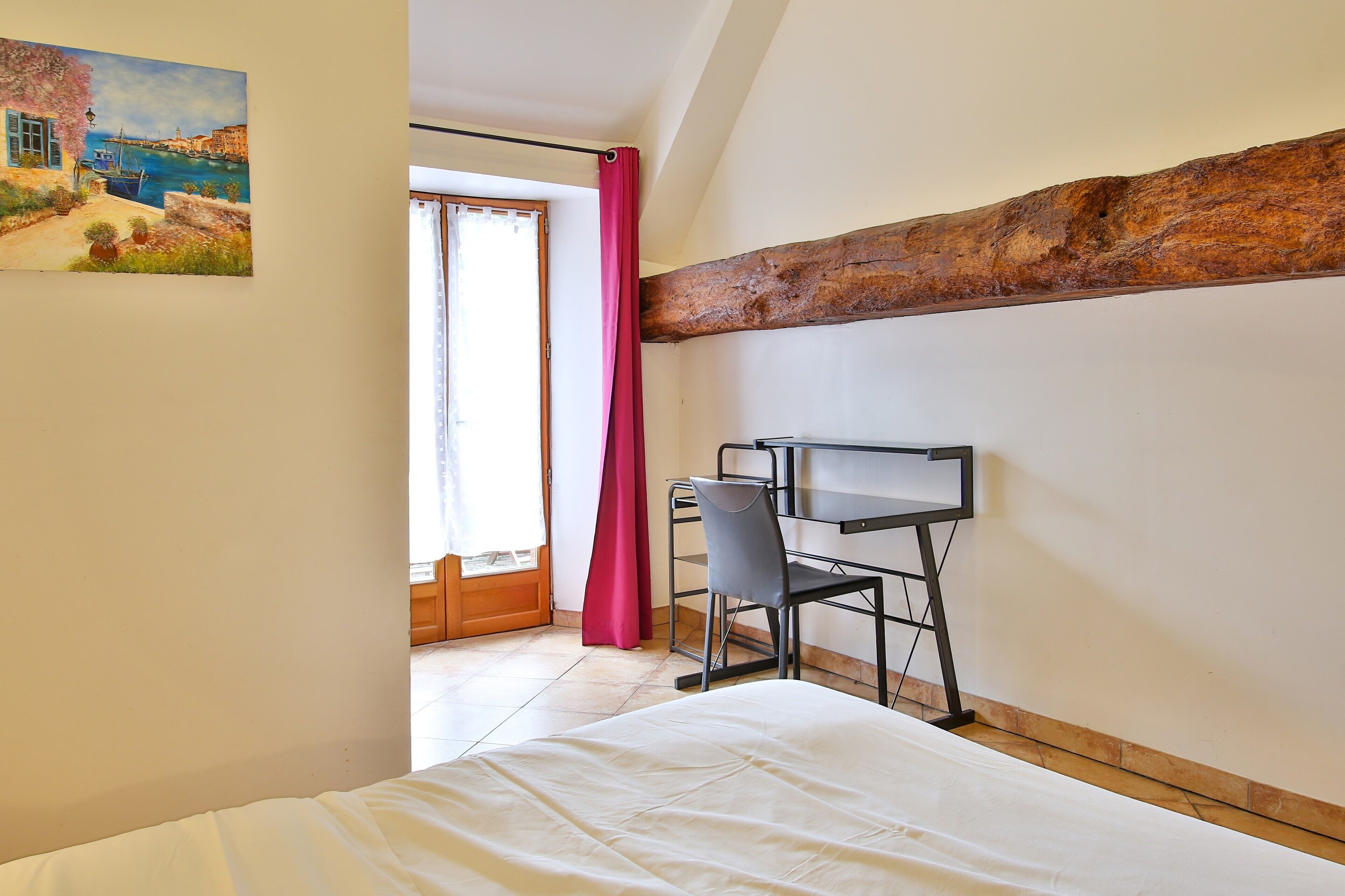 4 habitaciones, tabla de planchar con plancha, wifi y ropa de cama 