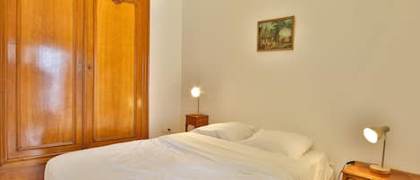 4 habitaciones, tabla de planchar con plancha, wifi y ropa de cama