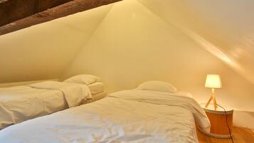 4 bedrooms, iron/ironing board, WiFi, bed sheets
