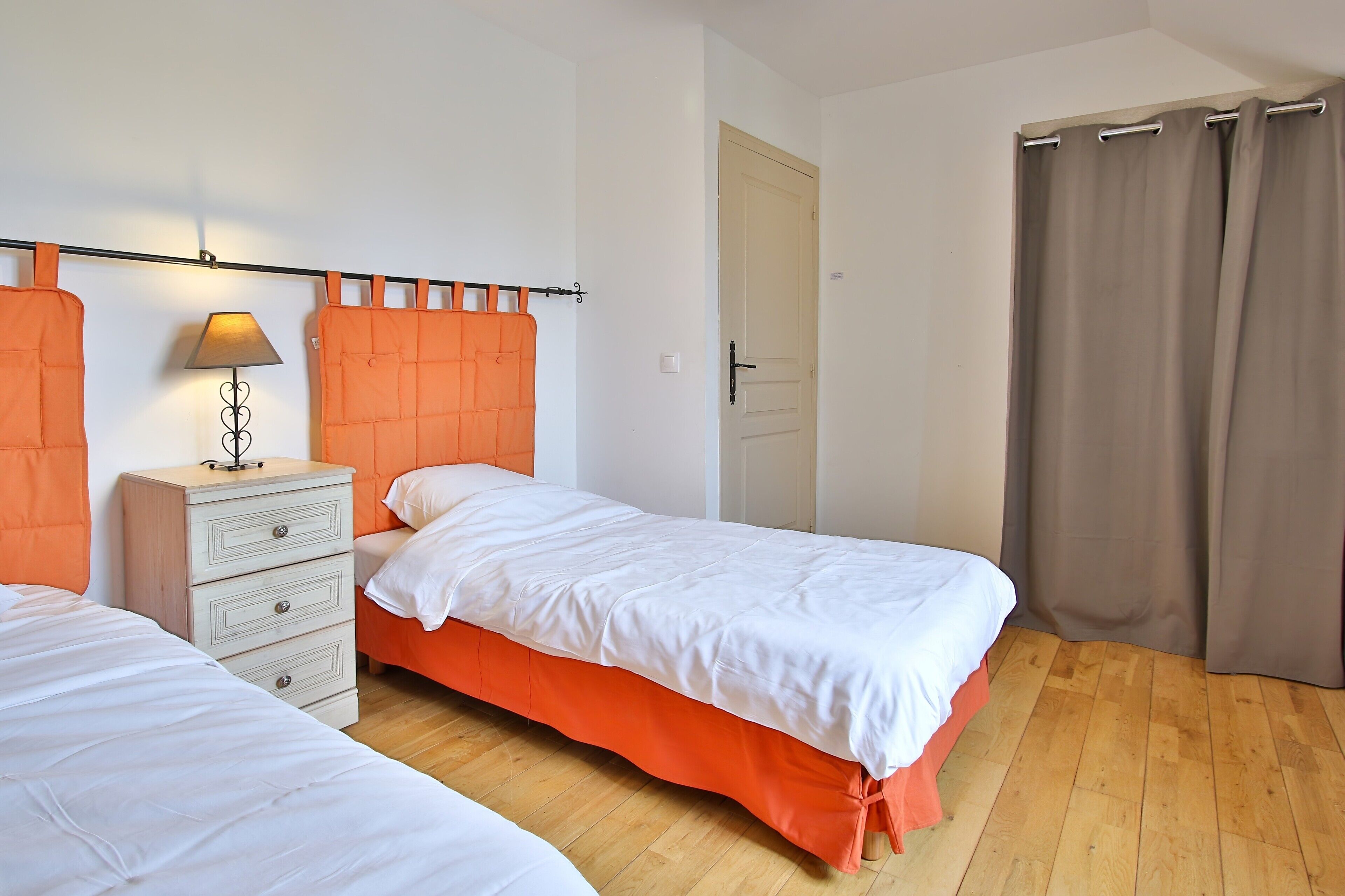 5 bedrooms, iron/ironing board, WiFi, bed sheets