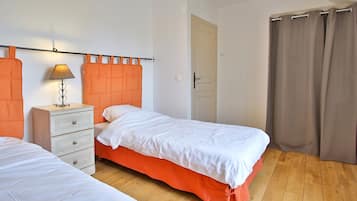 5 bedrooms, iron/ironing board, WiFi, bed sheets
