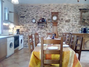 ثلاجة، ميكروويف، فرن، موقد طهي مسطح