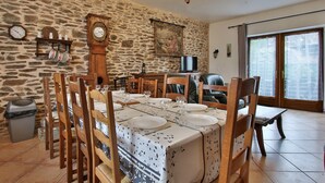Dining - La Ferme de la Baconnerie – Gîte la Charreterie: Spacious House with Garden near D-Day Beaches (Sainte-Marguerite d'Elle)