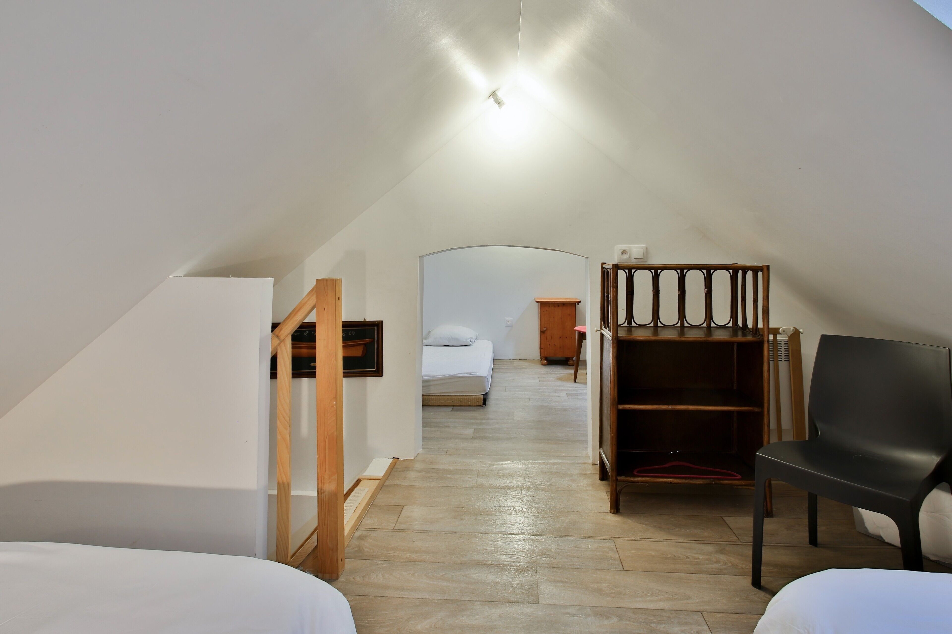 5 bedrooms, iron/ironing board, WiFi, bed sheets