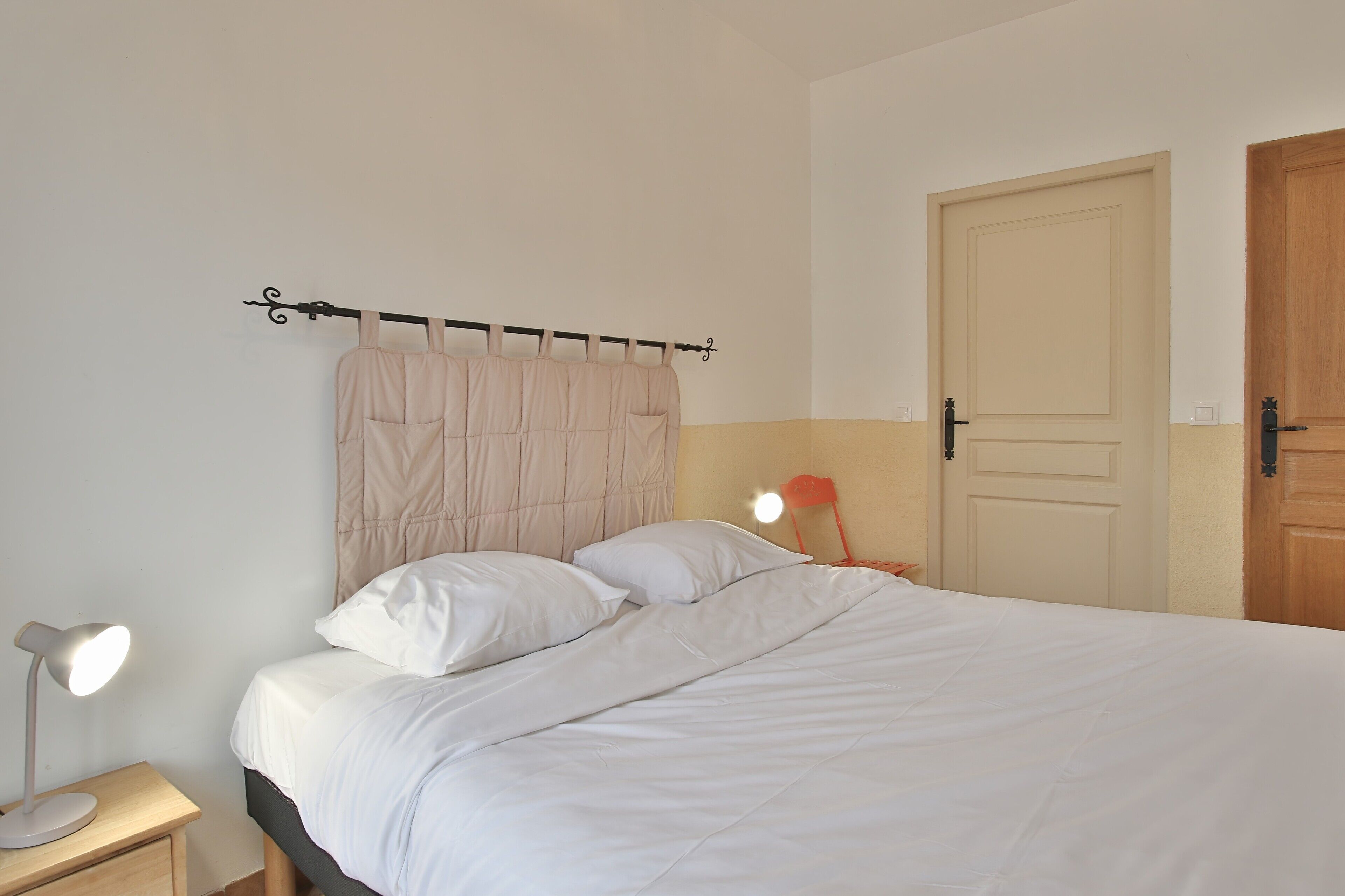 5 bedrooms, iron/ironing board, WiFi, bed sheets