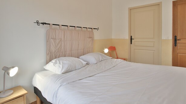 5 bedrooms, iron/ironing board, WiFi, bed sheets - La Ferme de la Baconnerie – Gîte la Charreterie: Spacious House with Garden near D-Day Beaches (Sainte-Marguerite d'Elle)