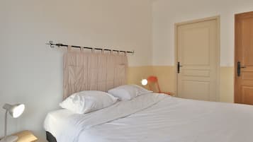 5 bedrooms, iron/ironing board, WiFi, bed sheets