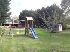 Children’s area - La Ferme de la Baconnerie – Gîte la Charreterie: Spacious House with Garden near D-Day Beaches (Sainte-Marguerite d'Elle)