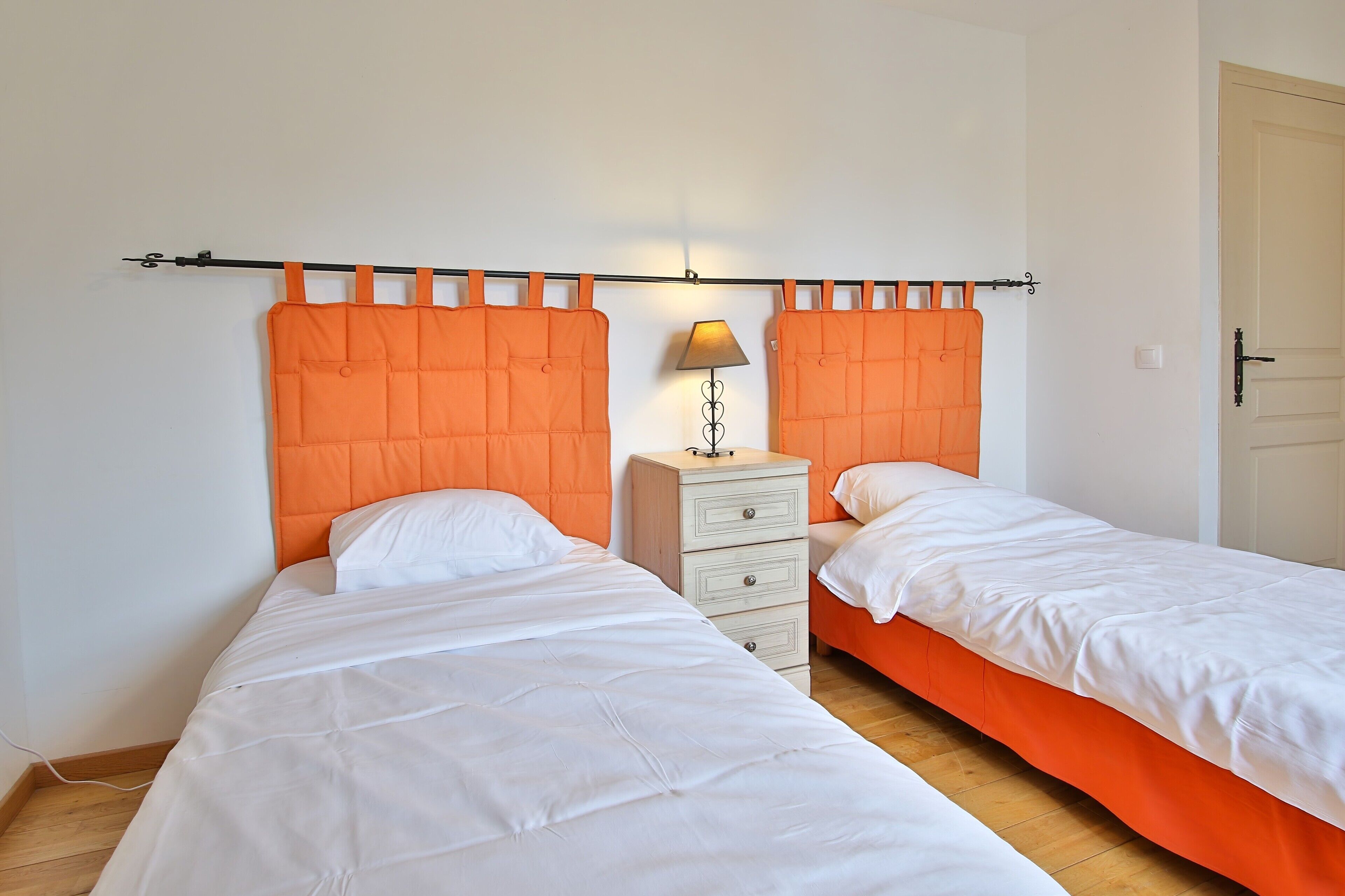 5 chambres, fer et planche à repasser, Wi-Fi, draps fournis