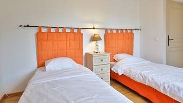 5 chambres, fer et planche à repasser, Wi-Fi, draps fournis