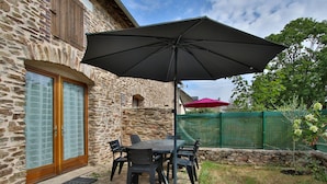 Outdoor dining - La Ferme de la Baconnerie – Gîte la Charreterie: Spacious House with Garden near D-Day Beaches (Sainte-Marguerite d'Elle)