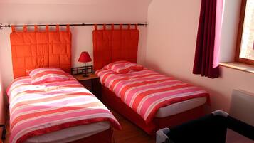 5 bedrooms, iron/ironing board, WiFi, bed sheets